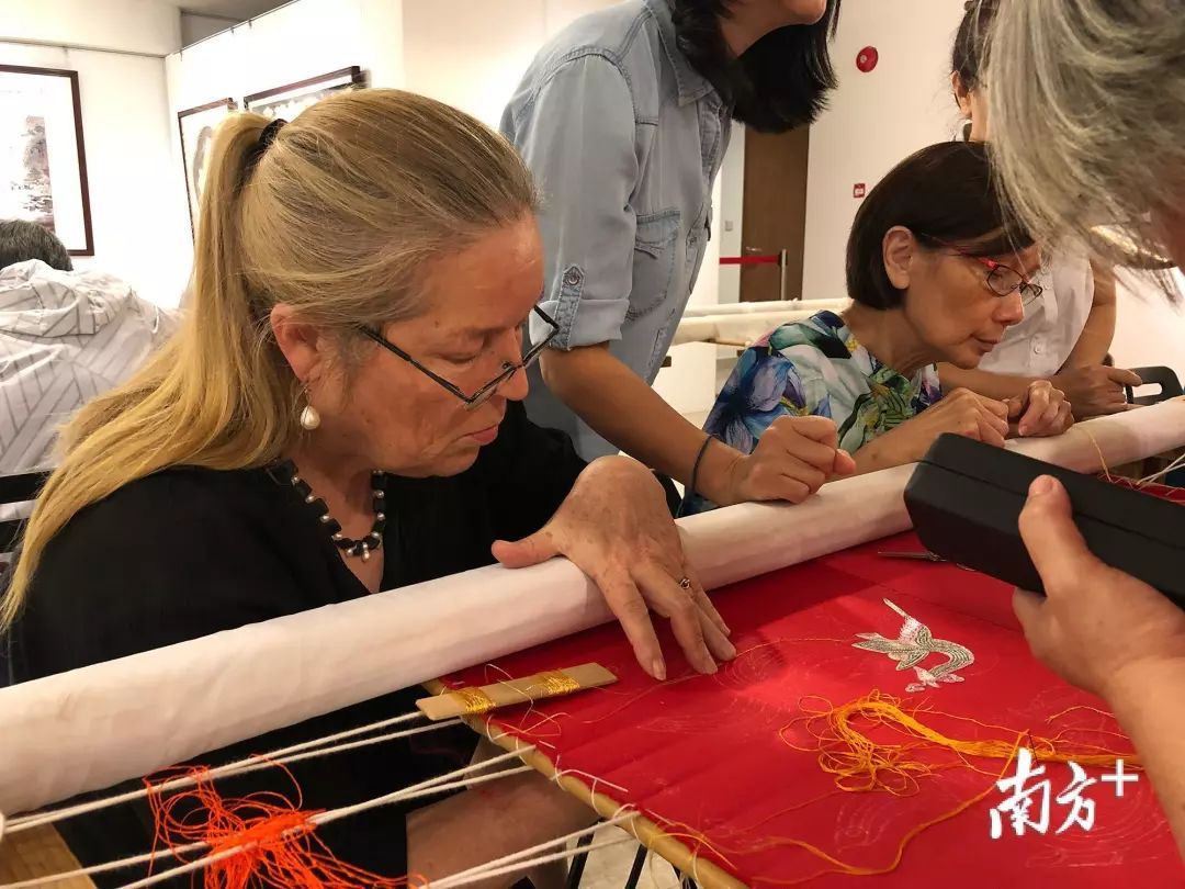 6月23日,新加坡中国文化中心,刺绣爱好者在体验中国刺绣制作。 6月23日,新加坡中国文化中心,刺绣爱好者在体验中国刺绣制作。