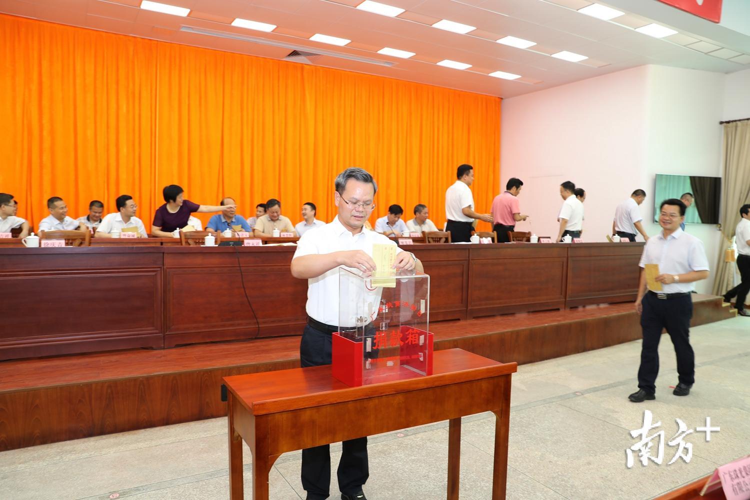 县委书记曾永祥带头捐款。（胡金辉 摄）