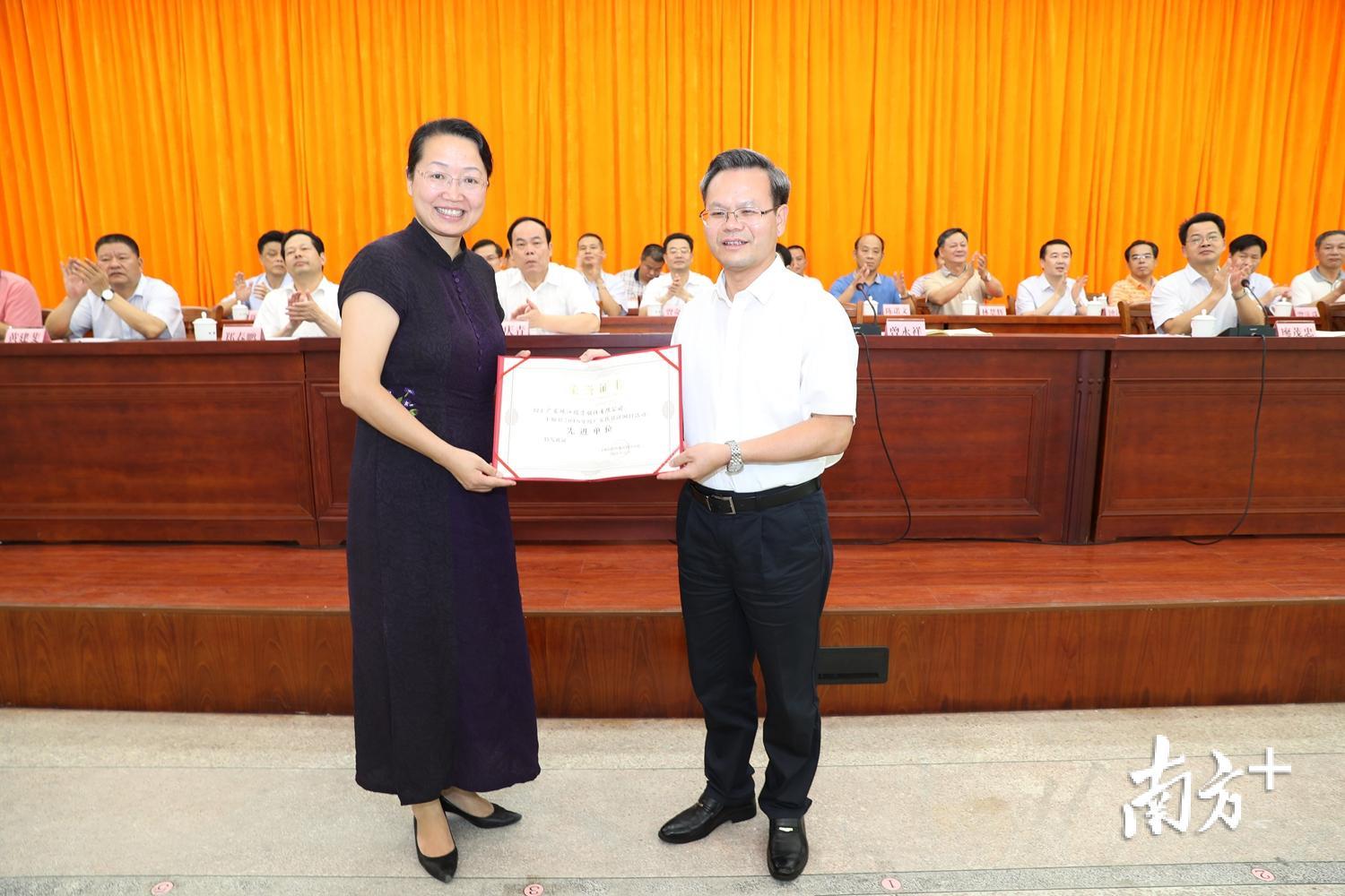 县委书记曾永祥为荣获2018年度丰顺县扶贫济困特别奖的广东珠江投资股份有限公司颁发证书。（胡金辉 摄）