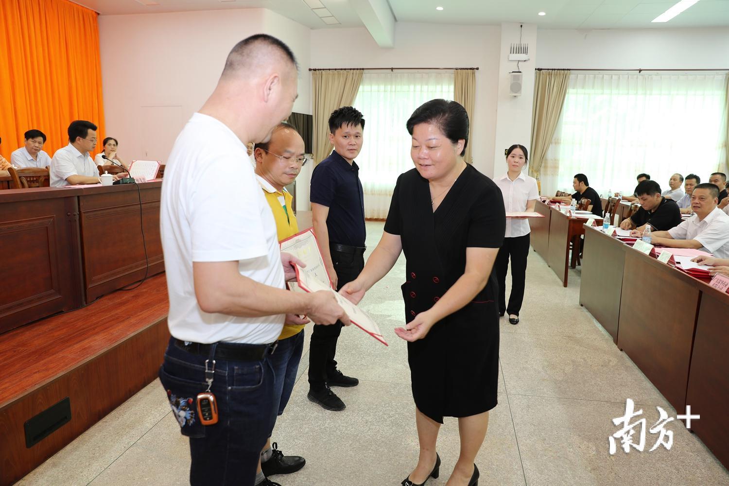 县政协主席邱翠茂为荣获2018年度丰顺县扶贫济困铜奖的单位颁发证书。（胡金辉 摄）