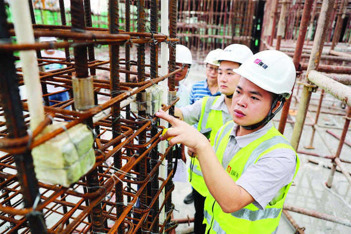 第三方评估单位工作人员在仲恺建筑工地进行钢筋板扎检测