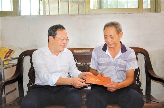 市委副书记、市长刘毅慰问困难党员陈养仔。 赵可义摄