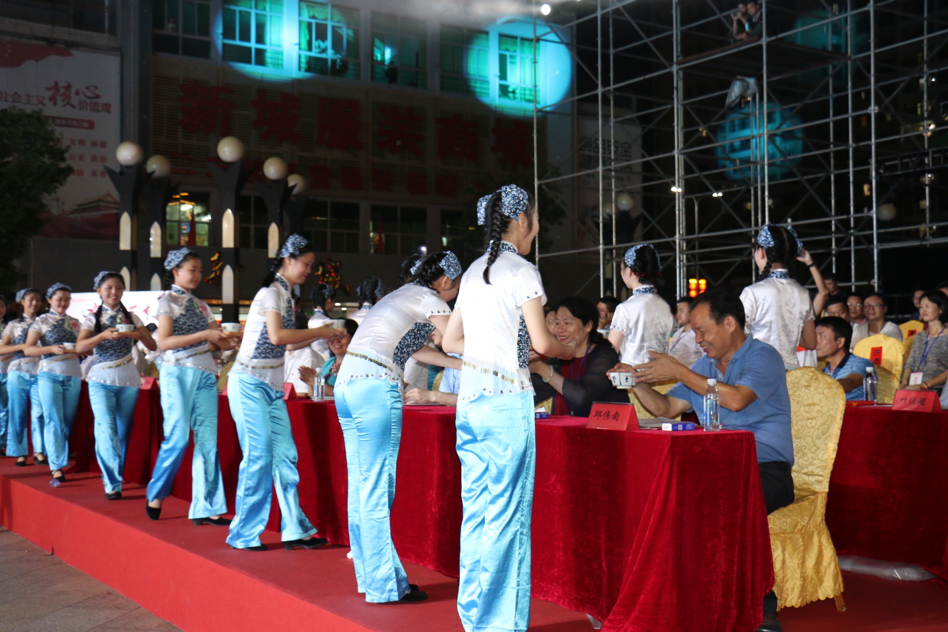 热情好客的客家姑娘为观众献上美味的客家擂茶 热情好客的客家姑娘为观众献上美味的客家擂茶