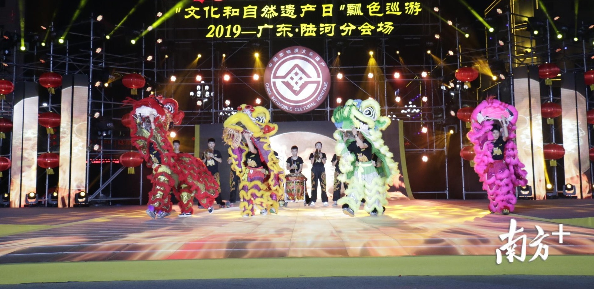 憨态可掬的小狮子和舞龙表演点燃了现场气氛 憨态可掬的小狮子和舞龙表演点燃了现场气氛