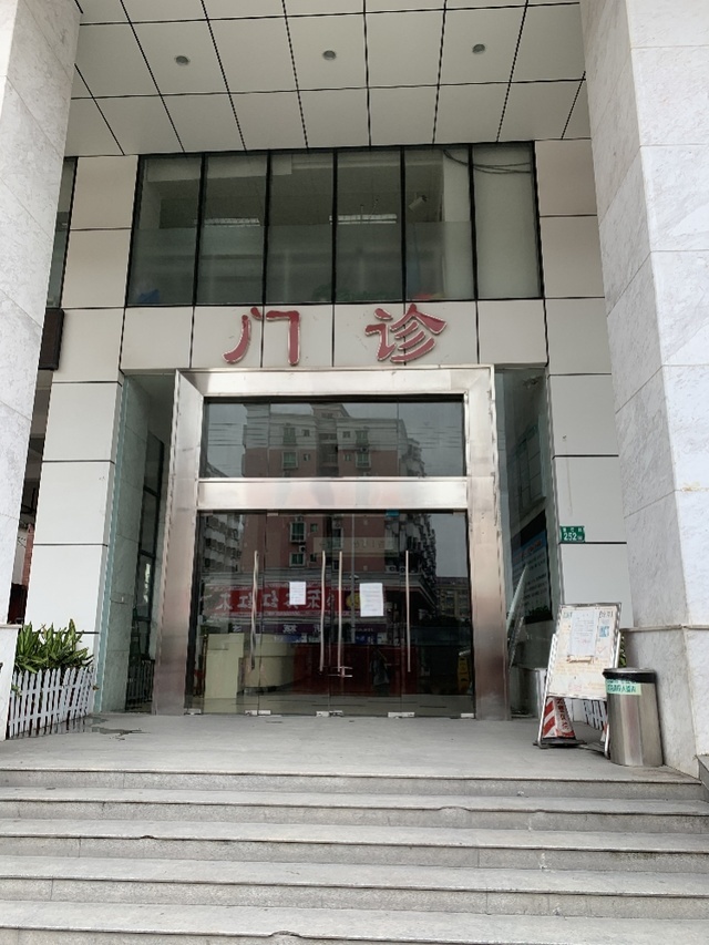 6月26日，记者探访时，武警番禺医院已停诊，门诊楼紧锁。