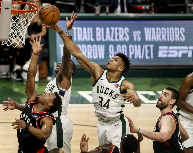 5月15日,雄鹿队球员安特托昆博(上右)在比赛中防守猛龙队球员洛瑞(左