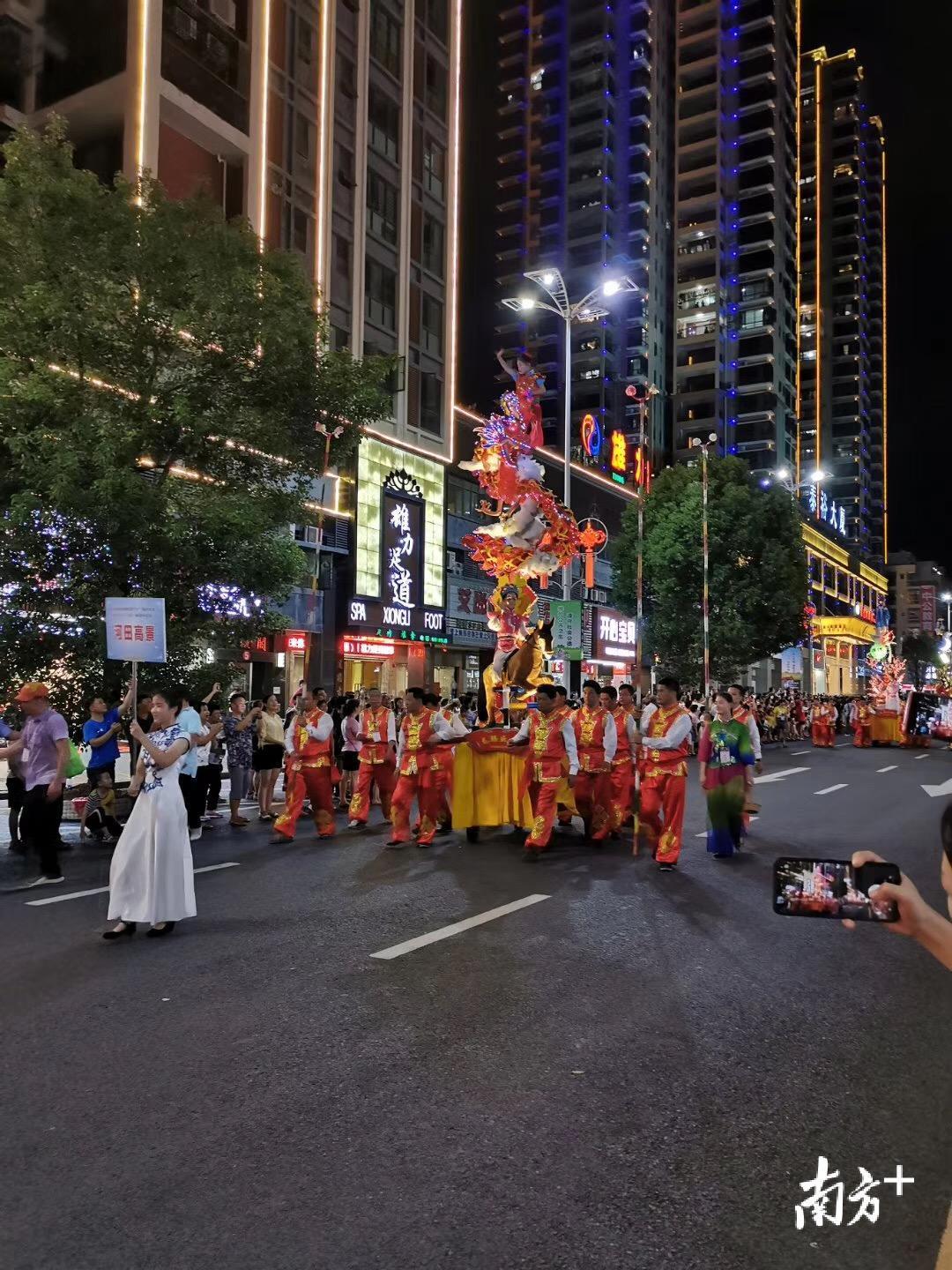 观看飘色巡游的市民们纷纷用手机记录精彩瞬间 观看飘色巡游的市民们纷纷用手机记录精彩瞬间