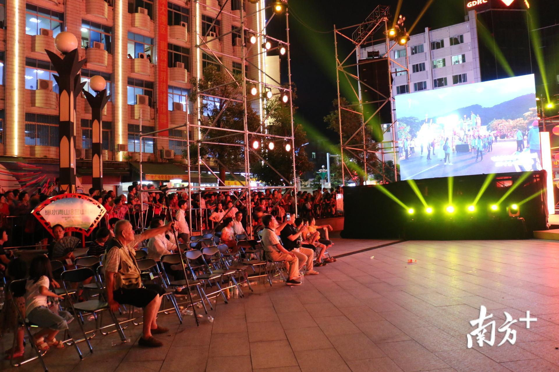 观众们在主会场观看巡游盛况 观众们在主会场观看巡游盛况