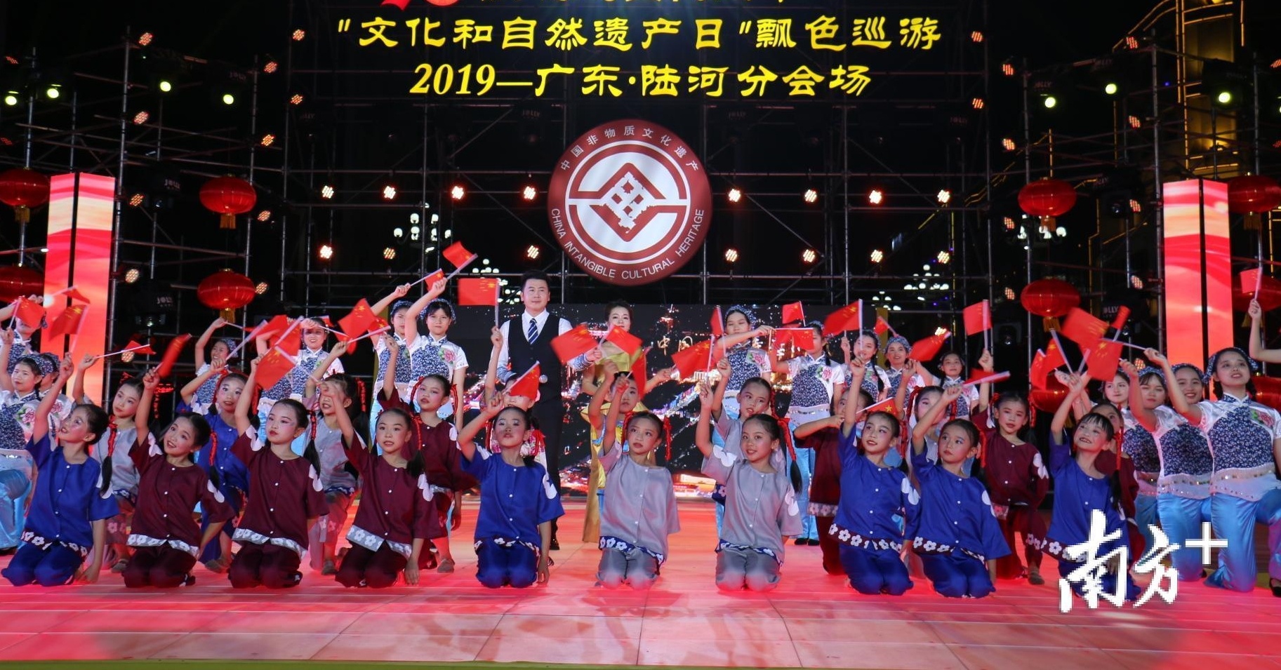 现场观众共同齐唱《我和我的祖国》 现场观众共同齐唱《我和我的祖国》