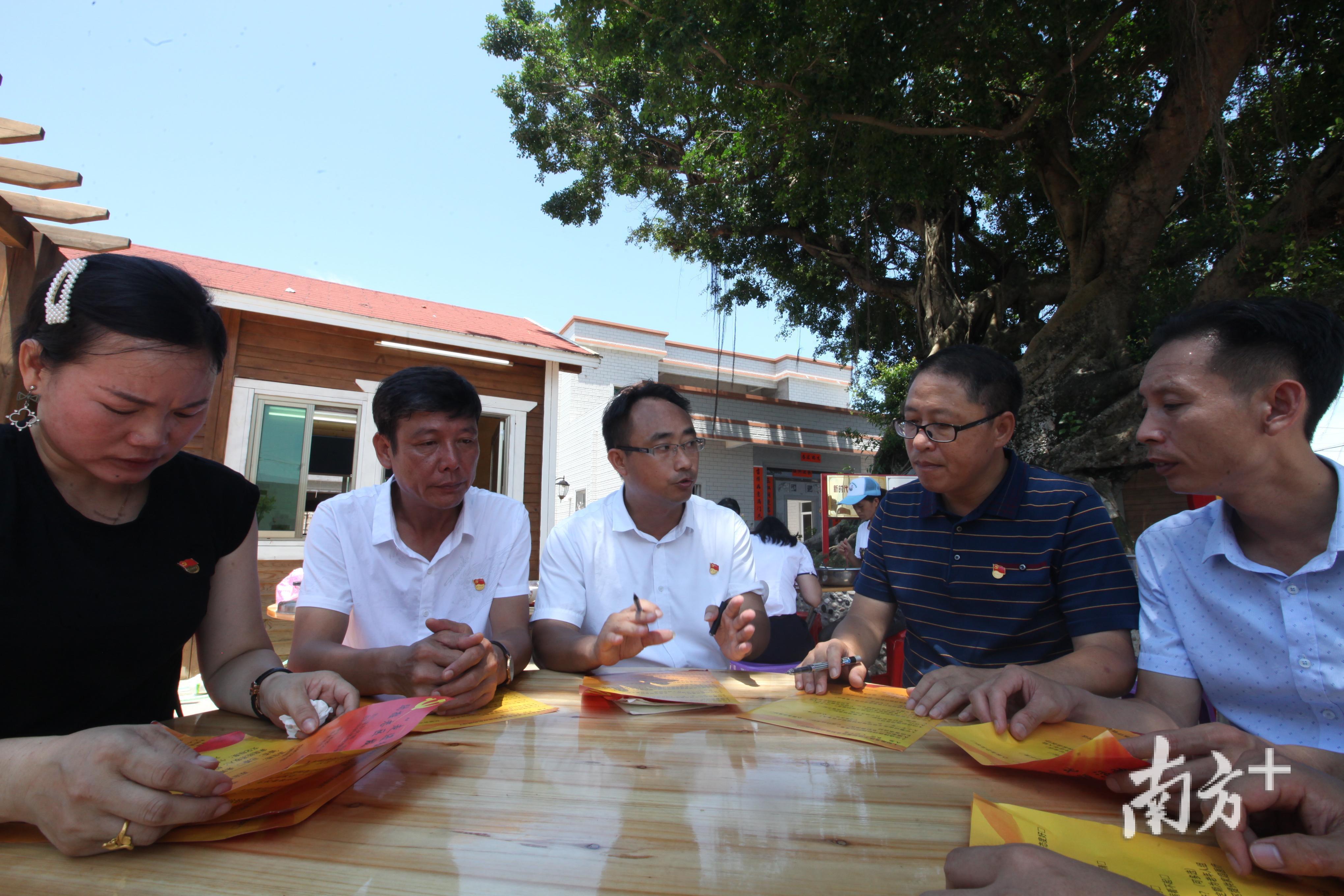 林祖参(左三)等人在红色驿站召开“大榕树下的党会”。 林祖参(左三)等人在红色驿站召开“大榕树下的党会”。