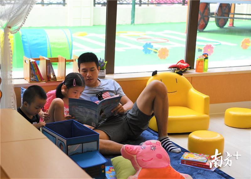 一些家长和小朋友深度体验幼儿园阅读环境。杨兴乐摄 一些家长和小朋友深度体验幼儿园阅读环境。杨兴乐摄