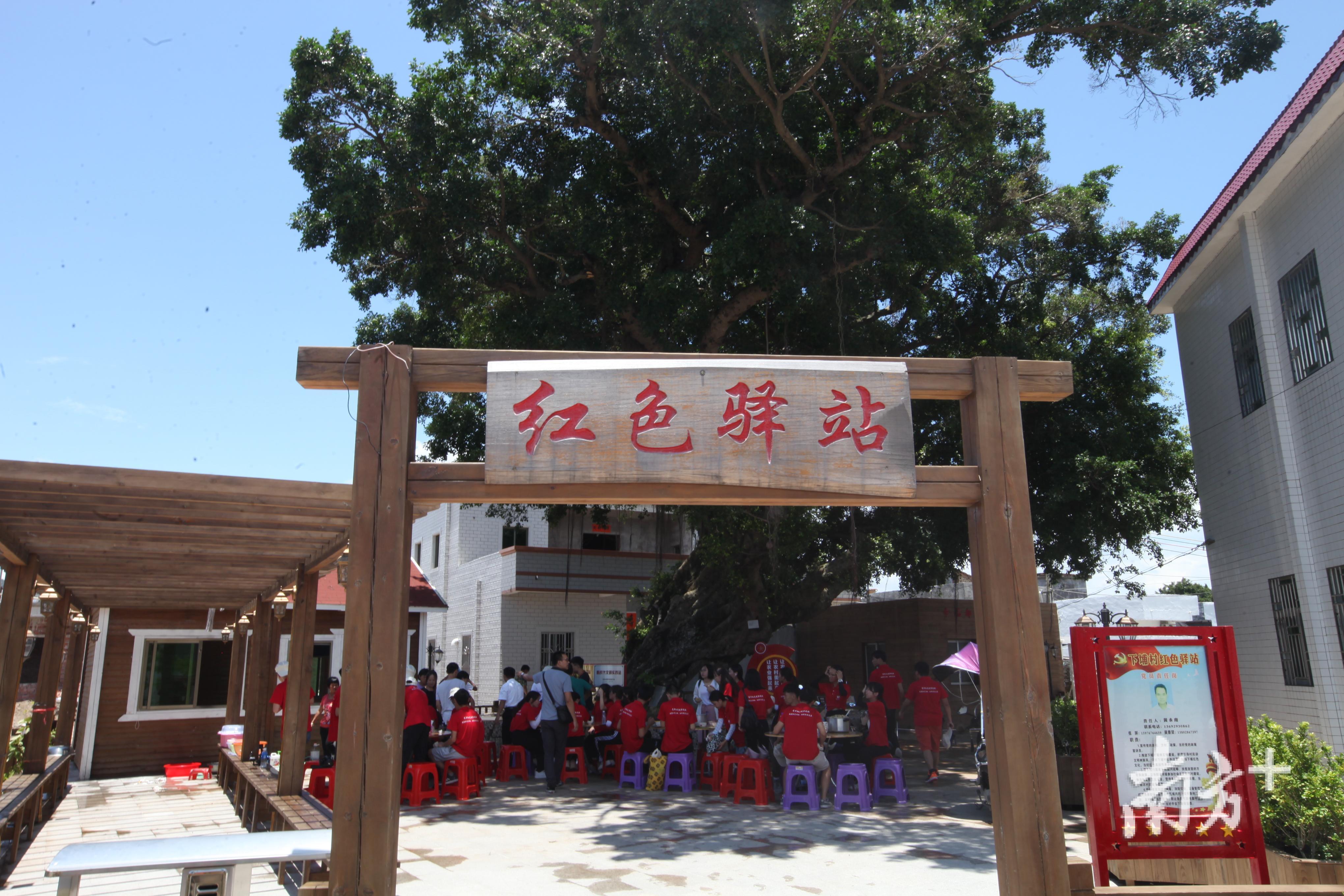 在曾经垃圾成堆、臭气熏天的大榕树下,林祖参与村委会和村民一起把它打造成一个“红色驿站”。 在曾经垃圾成堆、臭气熏天的大榕树下,林祖参与村委会和村民一起把它打造成一个“红色驿站”。