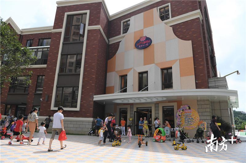 幼儿园的硬件设施让家长们流连。杨兴乐摄 幼儿园的硬件设施让家长们流连。杨兴乐摄