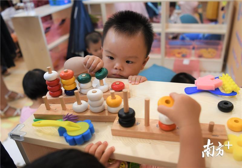 幼儿园的各种玩具让小朋友们玩得不亦乐乎。杨兴乐摄 幼儿园的各种玩具让小朋友们玩得不亦乐乎。杨兴乐摄