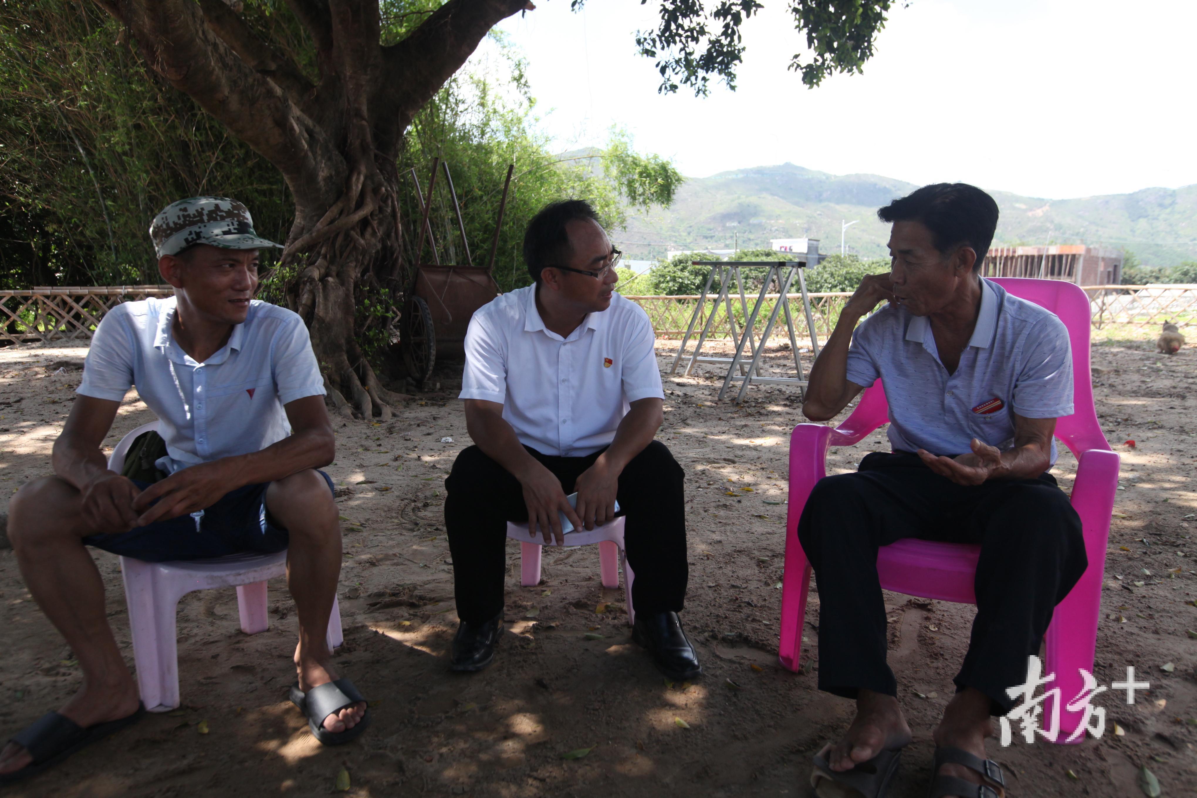 林祖参(中)与村民拉家常。 林祖参(中)与村民拉家常。