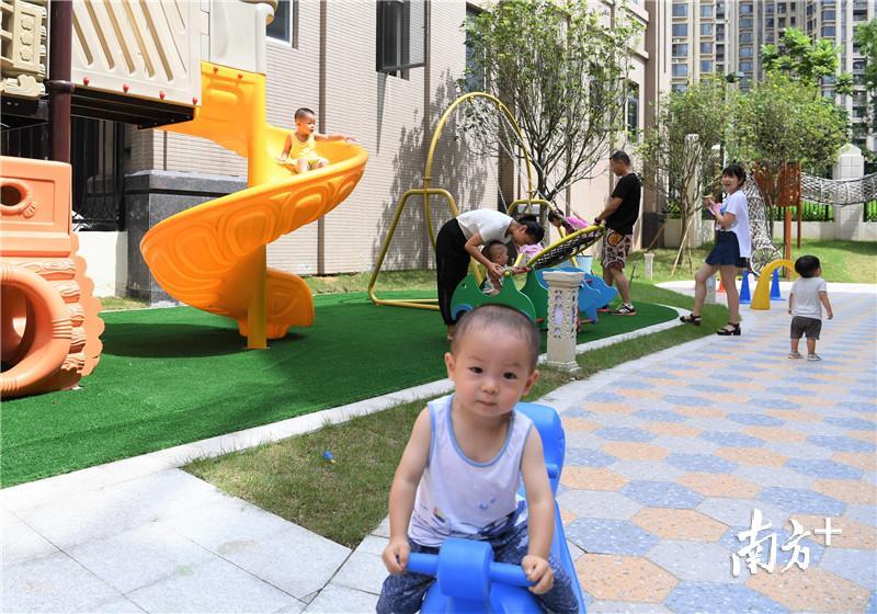 滑梯和跷跷板也是孩子们喜欢的。杨兴乐摄 滑梯和跷跷板也是孩子们喜欢的。杨兴乐摄