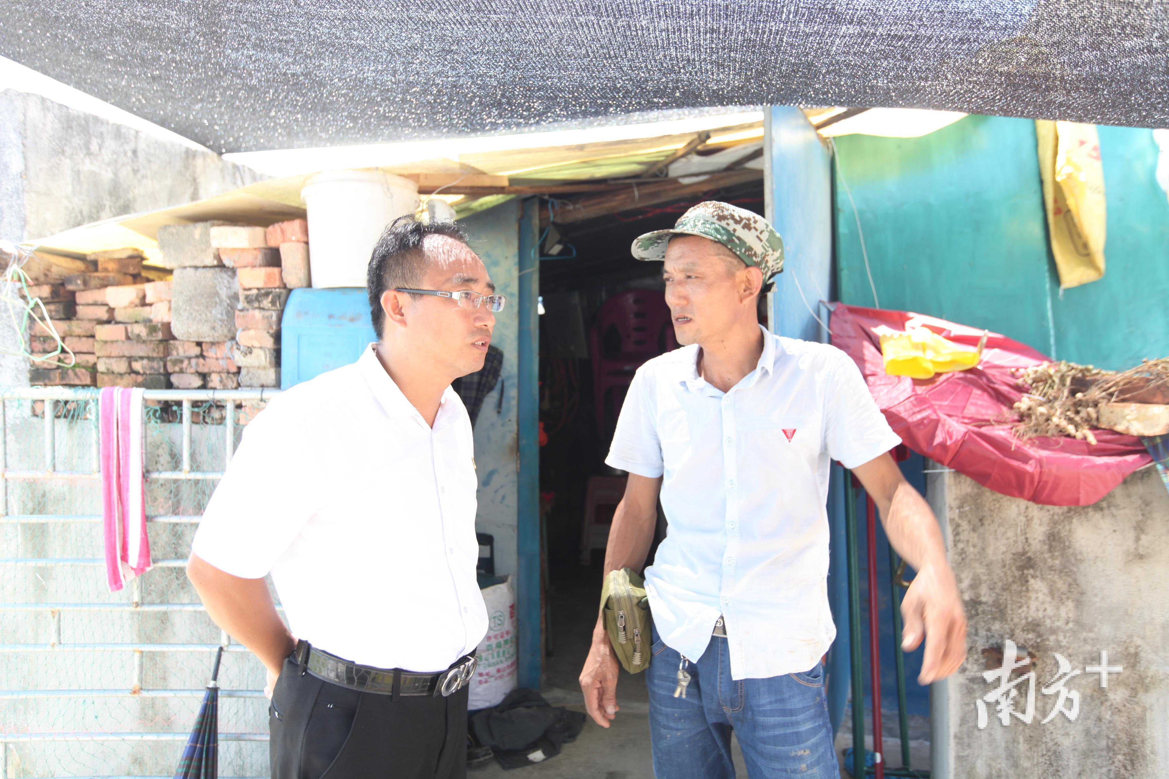 林祖参(左)到贫困户家中走访,询问危房改造情况。 林祖参(左)到贫困户家中走访,询问危房改造情况。