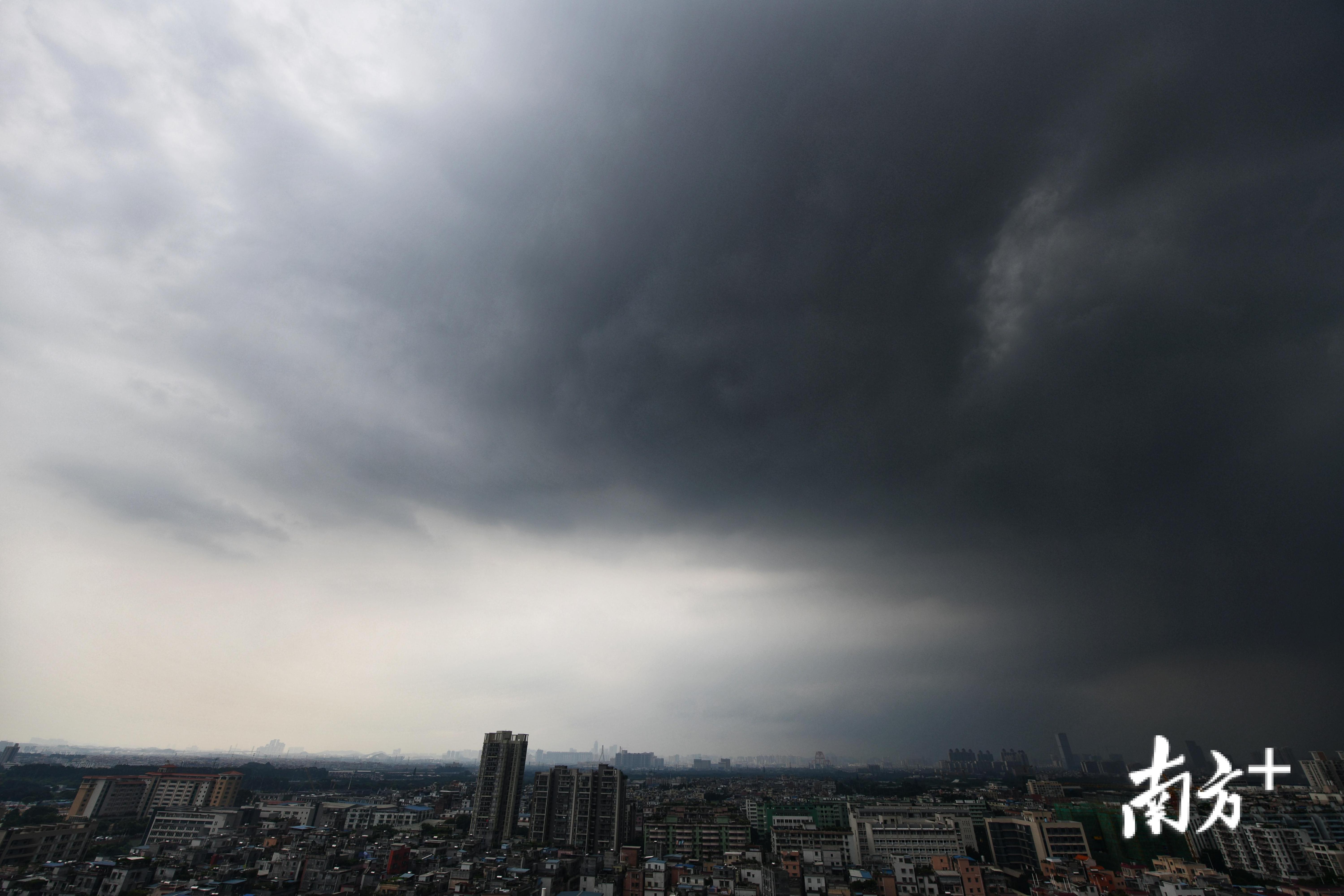 图集|暴雨"奇袭"广州,缓解35℃高温