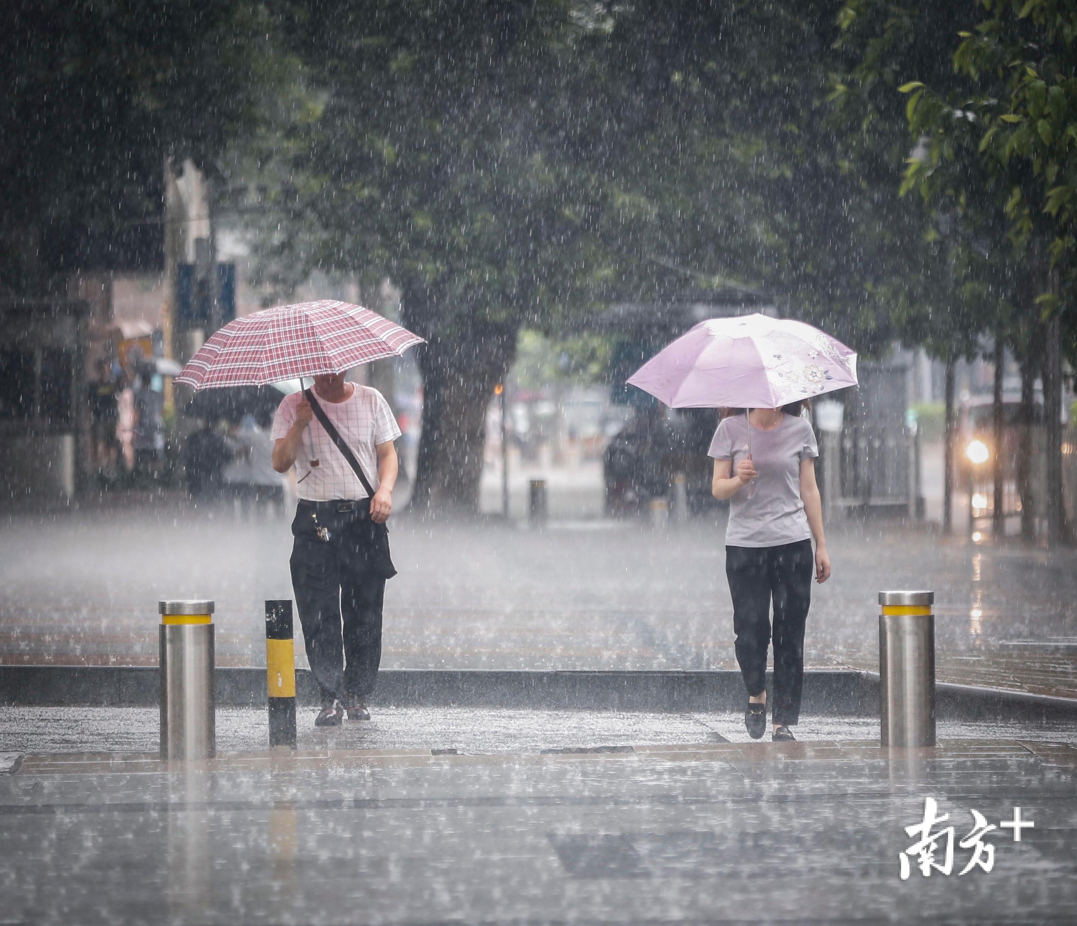图集|暴雨"奇袭"广州,缓解35℃高温