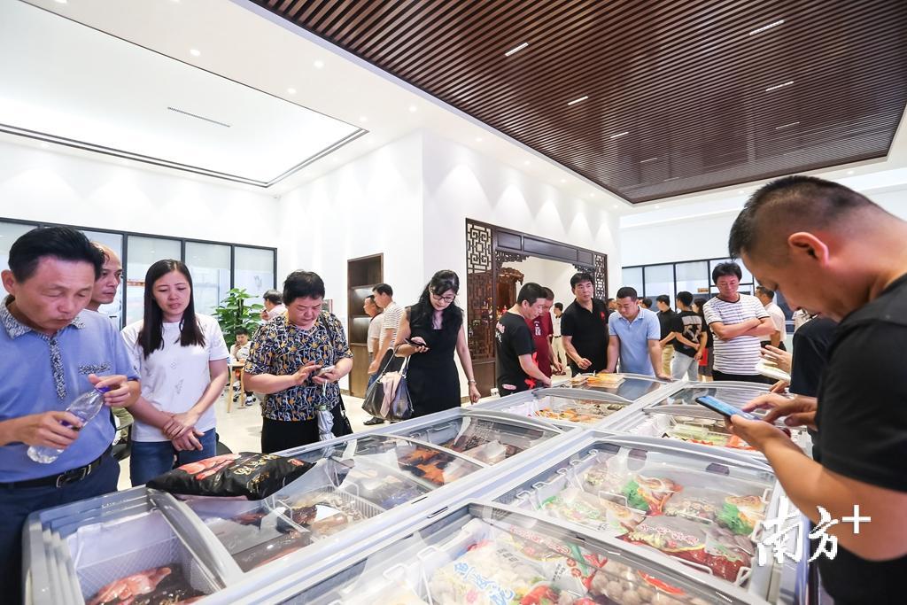 开业当天,参观宾客参观产业园。 开业当天,参观宾客参观产业园。