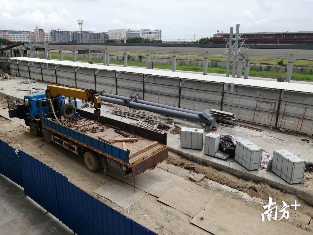 1、2号站台之间正在新建一座宽度为8米、跨度约28.6米的旅客天桥,图为施工现场。 1、2号站台之间正在新建一座宽度为8米、跨度约28.6米的旅客天桥,图为施工现场。