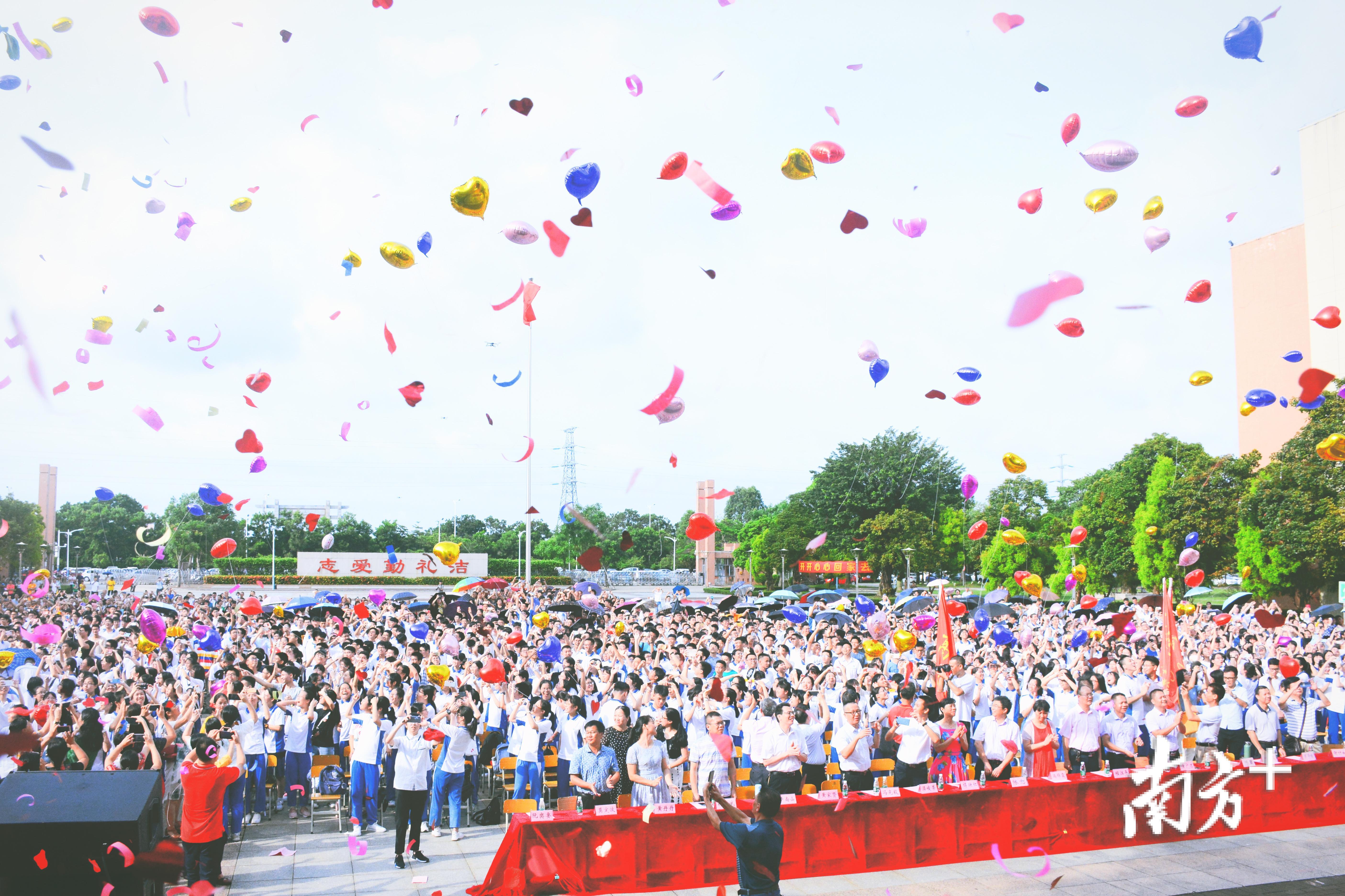 阳江一中高三学生举行毕业典礼。
