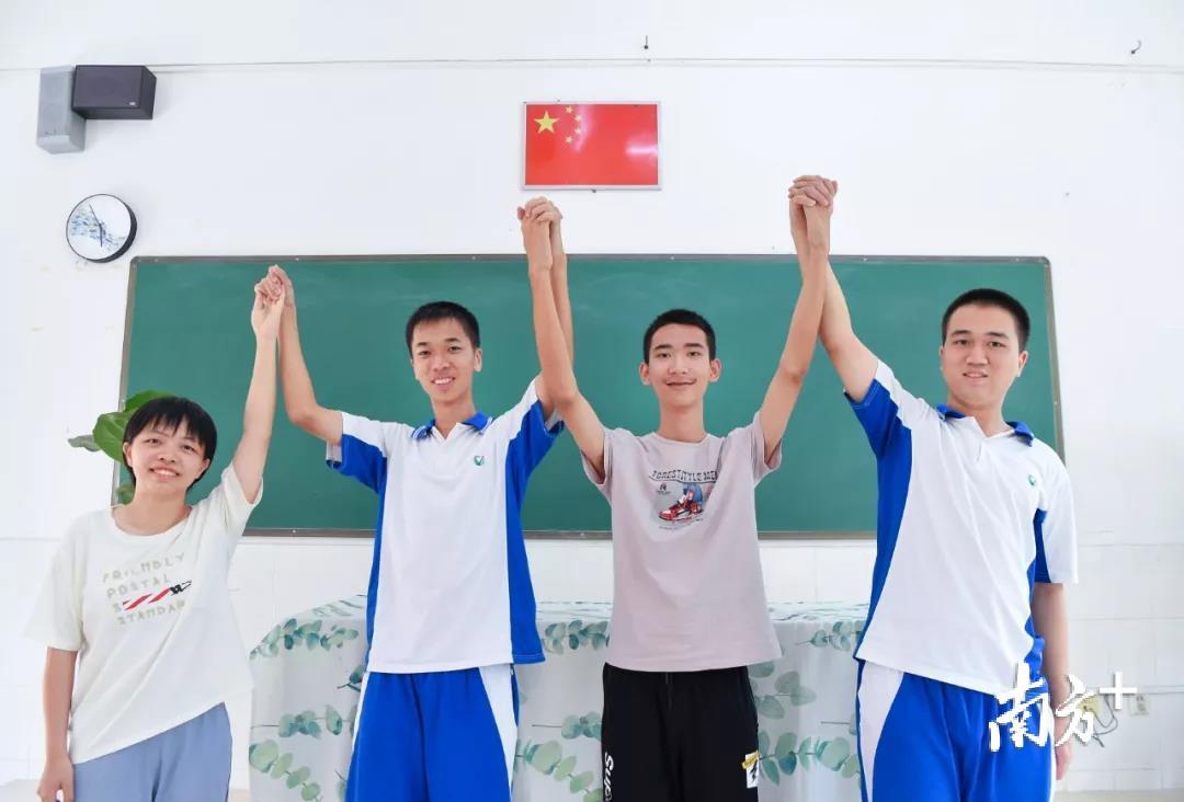 左起杨景彤(阳江唯一高分被屏蔽考生，正接受北京大学招生组面谈)、梁业升、张仕炫、刘坤霖(三人已被清华、北大预录取)。梁文栋 摄