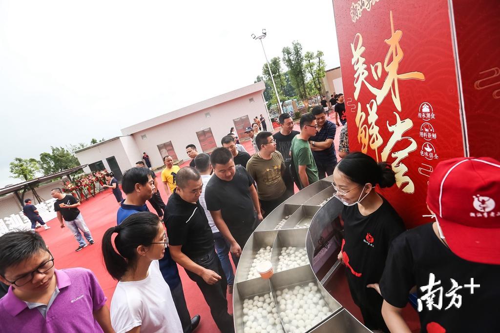 未来,游客可在产业园参观产品制作全过程。 未来,游客可在产业园参观产品制作全过程。