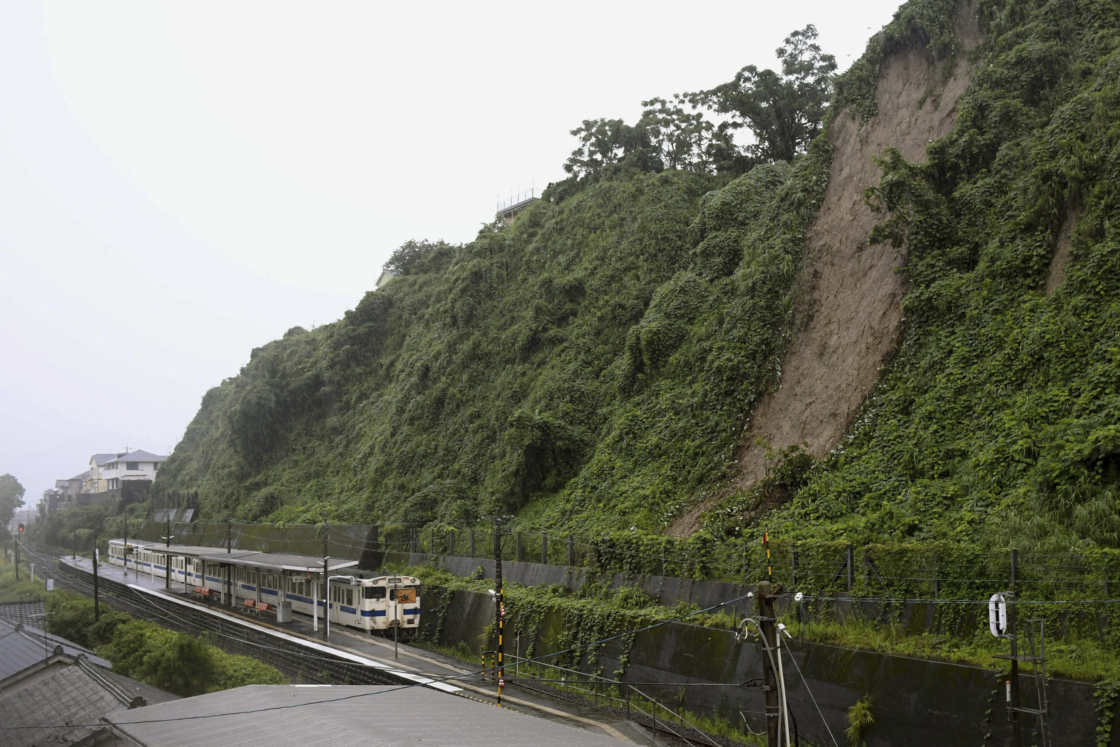 7月3日，在日本九州南部的鹿儿岛县，强降雨导致山体滑坡。新华社发