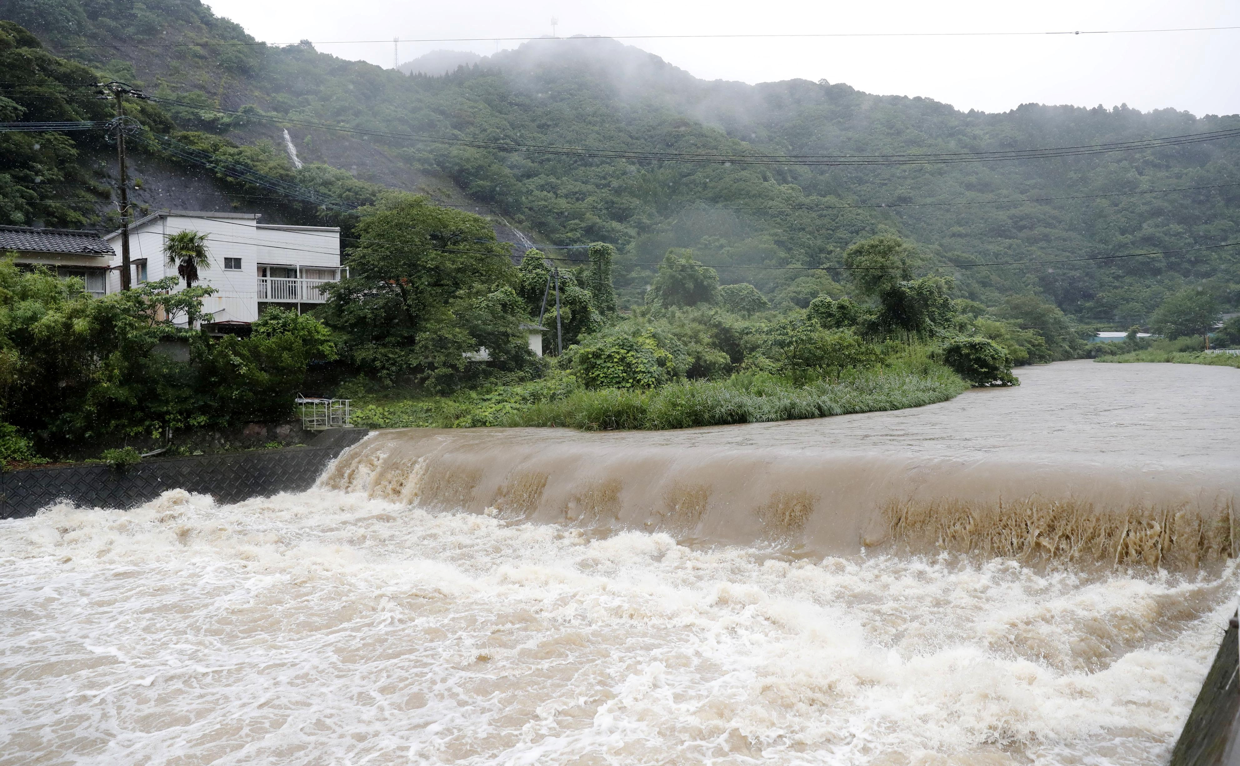 日本暴雨引发洪水图片