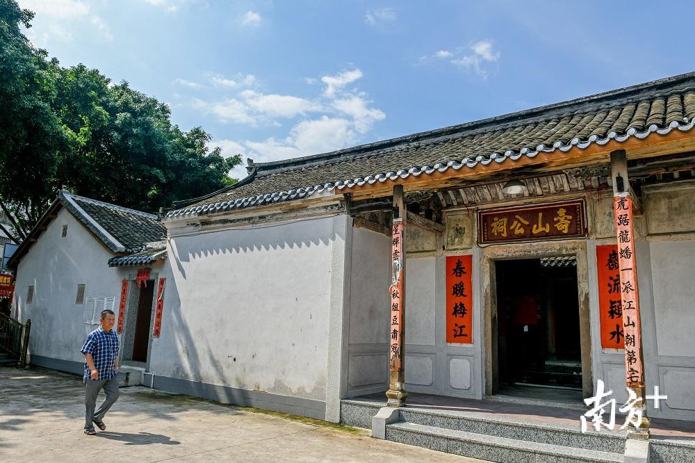 梅州钟氏祠堂寿山公祠已有300多年历史。（南方日报记者 何森垚 摄）