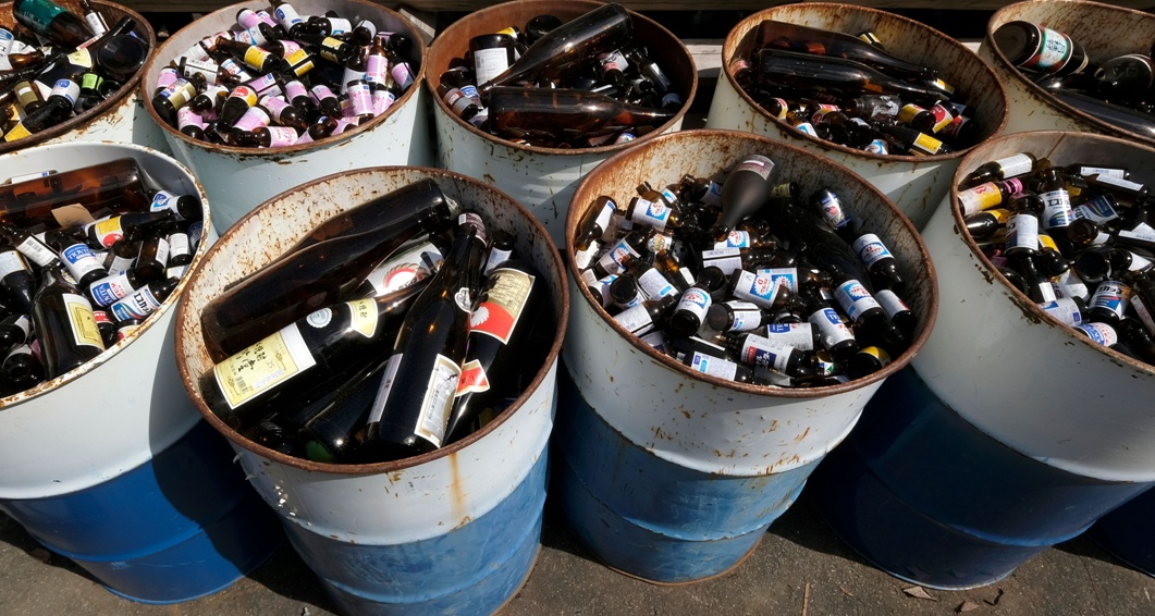 3月14日在日本德岛县上胜町的垃圾处理中心拍摄的瓶类垃圾。新华社发