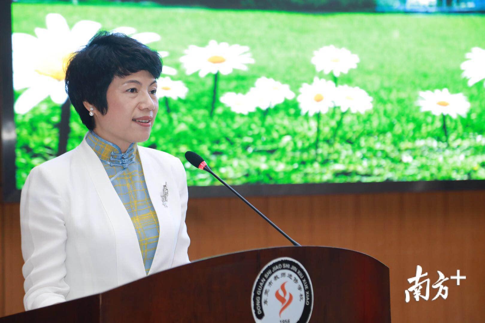 以更高标准实施第二轮托管在今天的会议上,东莞市教育局局长梁凤鸣做