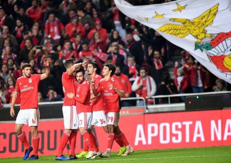 1月6日,本菲卡队球员费利什(右一)在进球后与队友庆祝。 1月6日,本菲卡队球员费利什(右一)在进球后与队友庆祝。