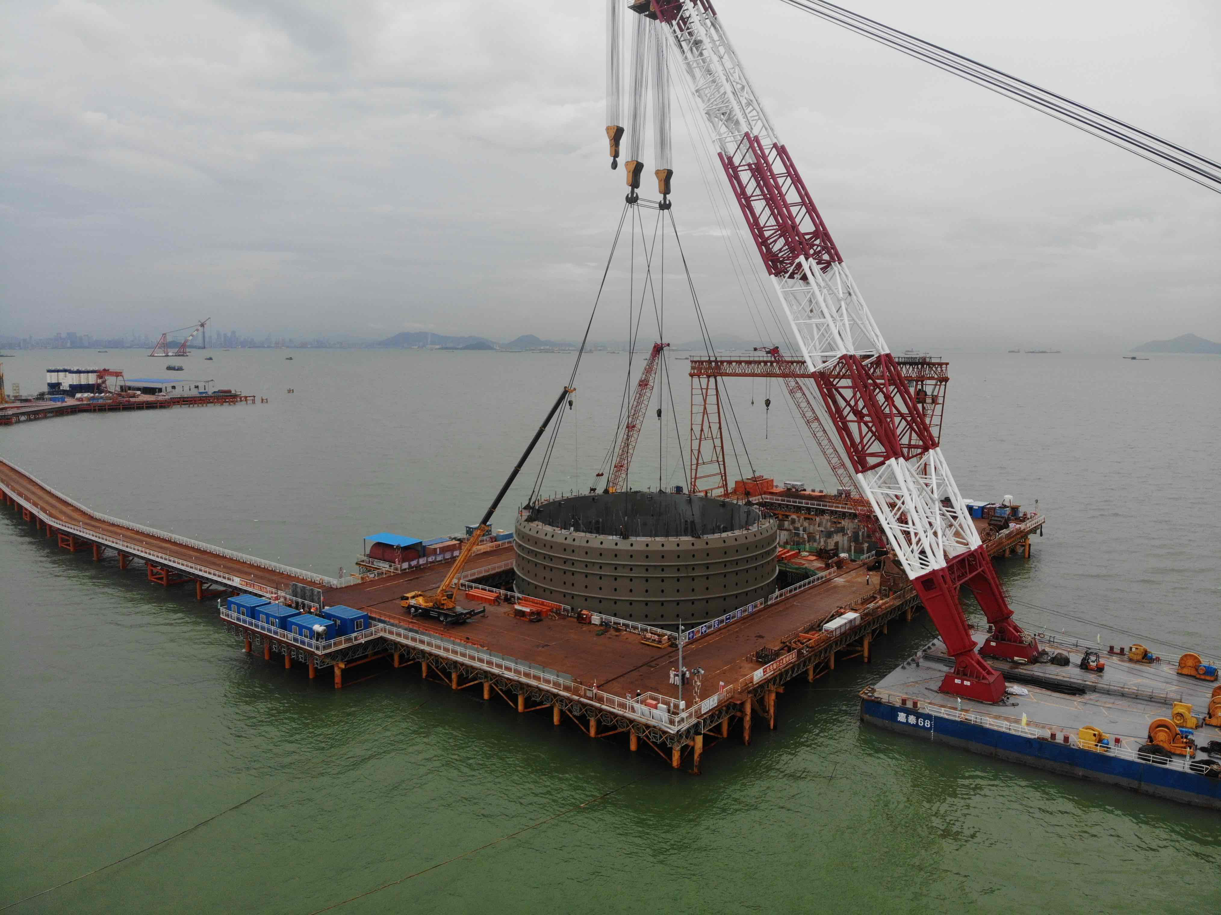 "海陆空"立体护航,深中通道伶仃洋大桥首个钢吊箱成功下放