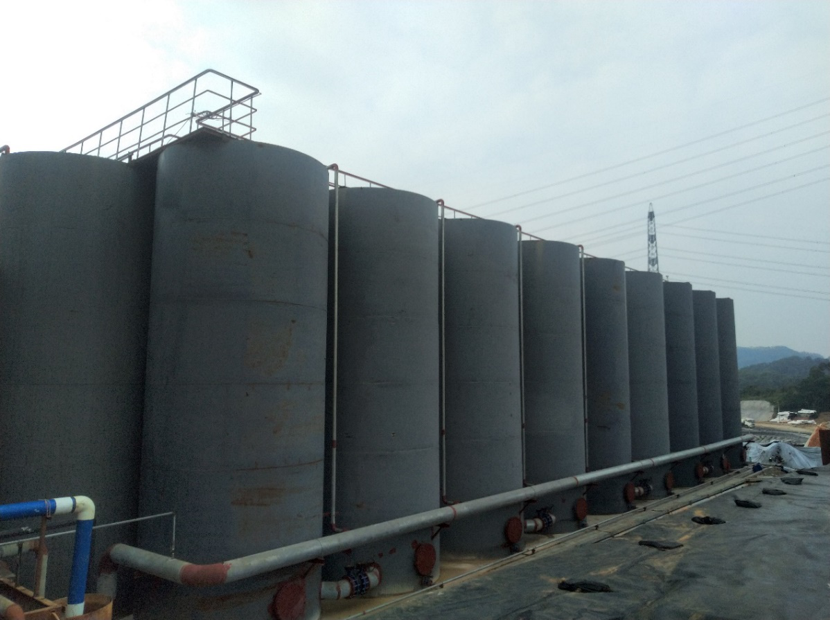 在兴丰填埋场渗滤液一体化处理车间旁边,72个生化罐一排排地耸立着。 在兴丰填埋场渗滤液一体化处理车间旁边,72个生化罐一排排地耸立着。