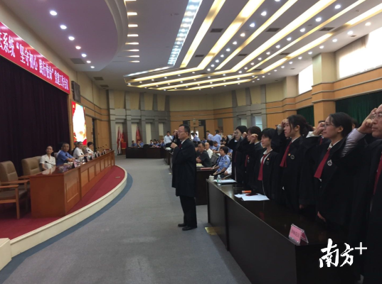在张晓峰律师领誓下，顺德区30名律师党员代表进行律师行业诚信承诺宣誓。欧阳少伟摄