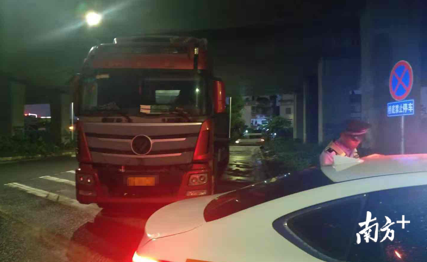 据不完全统计，夜晚停放在村道过夜的大货车超万辆，农村道路交通安全管理压力非常大。