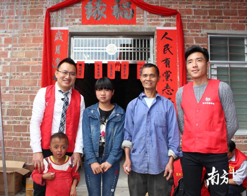 镇江镇水郁村委会贫困户覃文生新居进宅。 镇江镇水郁村委会贫困户覃文生新居进宅。