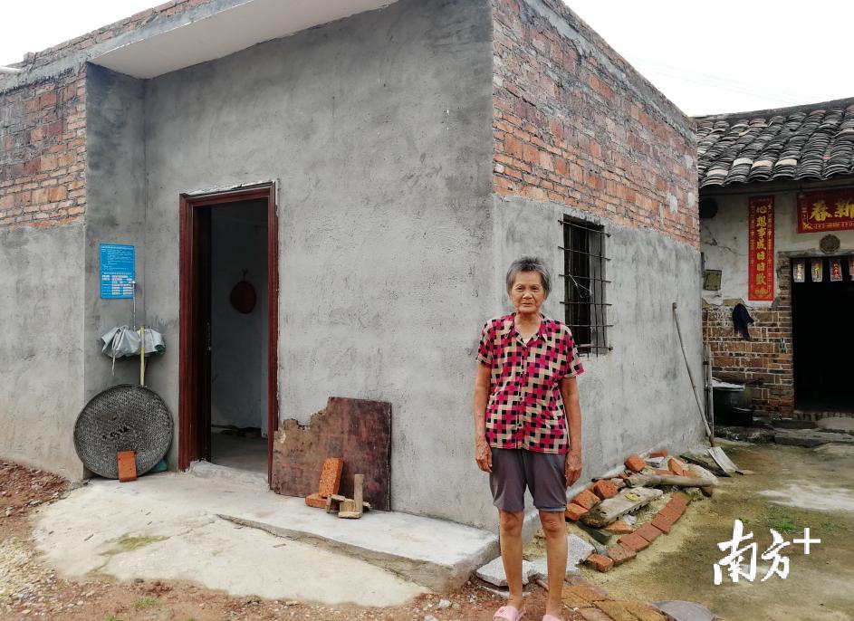 黄坡村村民何旭英去年搬入新家,后面是旧房。 黄坡村村民何旭英去年搬入新家,后面是旧房。