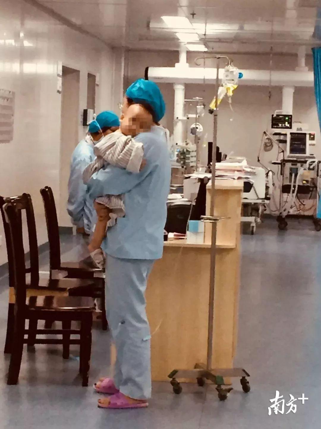 患儿在护士怀里入睡。