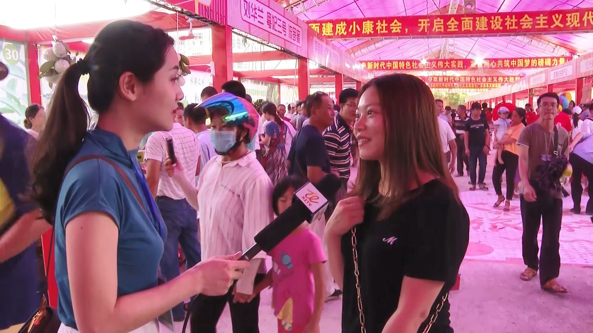 记者采访现场：市民都一致认为这次活动好多人、好多好吃的、好热！