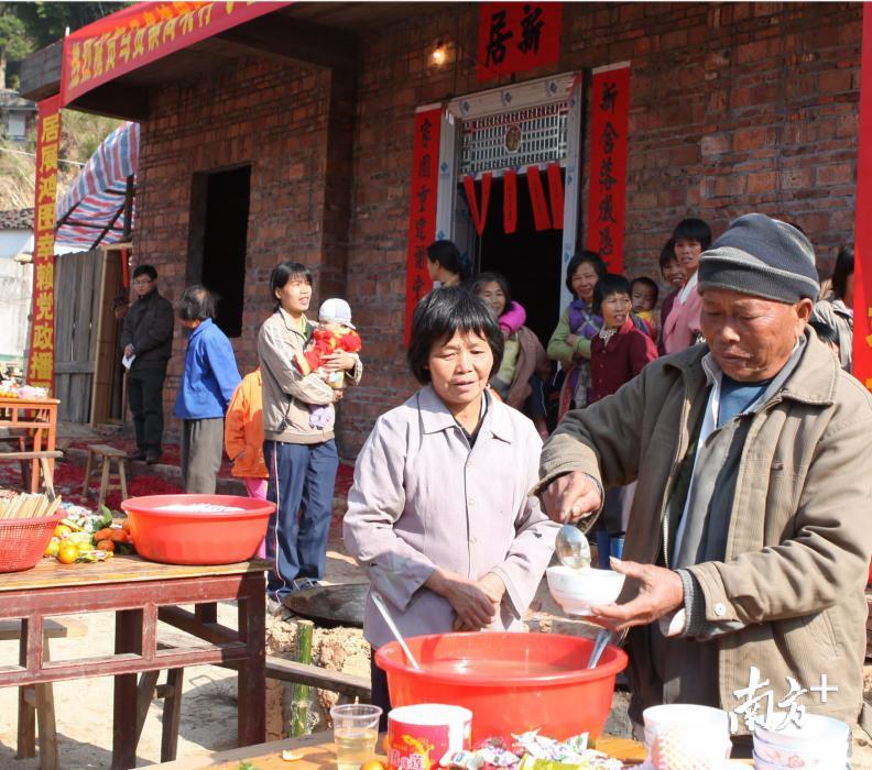 茂名高州一贫困户喜迁新居,亲朋好友齐聚共贺。 茂名高州一贫困户喜迁新居,亲朋好友齐聚共贺。