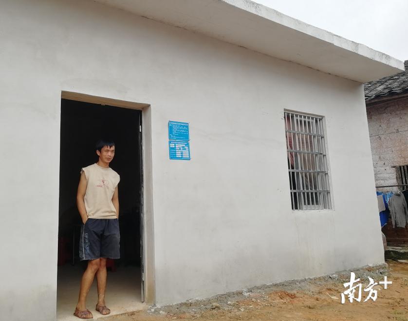 南塘镇丰垌村村民杨海新患病,在各方帮助下搬进新房。 南塘镇丰垌村村民杨海新患病,在各方帮助下搬进新房。