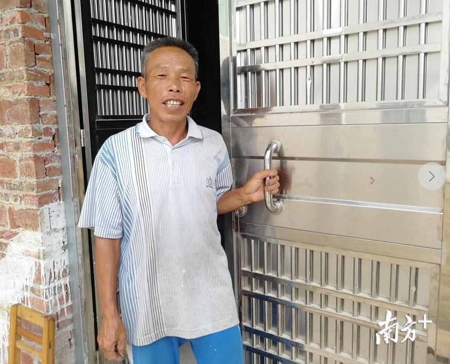 南塘镇丰垌村村民杨进全家,这是其中一扇从镇上运来的不锈钢门 南塘镇丰垌村村民杨进全家,这是其中一扇从镇上运来的不锈钢门