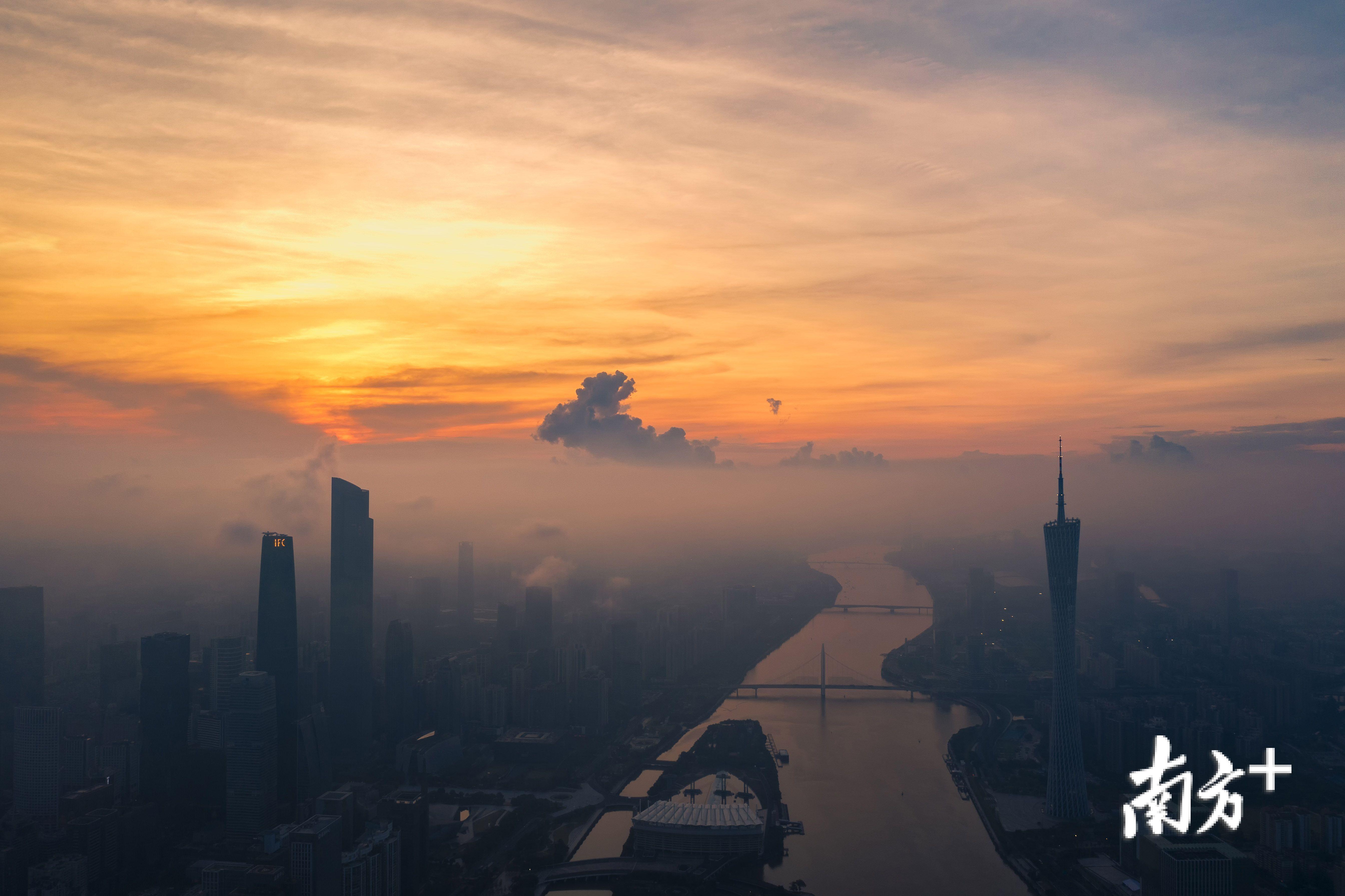 6月30日,黎明破晓后的珠江新城与广州塔,雾海弥漫.kenleung 摄