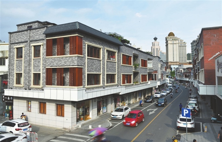 东兴西路经过路面和立面改造,这条老商业街焕发新的生机。记者 文波 摄 东兴西路经过路面和立面改造,这条老商业街焕发新的生机。记者 文波 摄