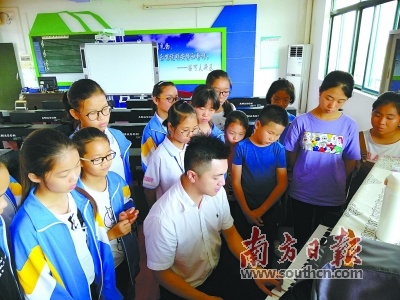 在杜阮镇中心初级中学，来自江门辛笛应用钢琴教学基地的讲师正在指导学生弹奏电子钢琴。通讯员供图