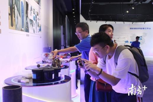 市民在国家增材制造创新中心佛山分中心参观3D打印展品。卢颖彤 摄