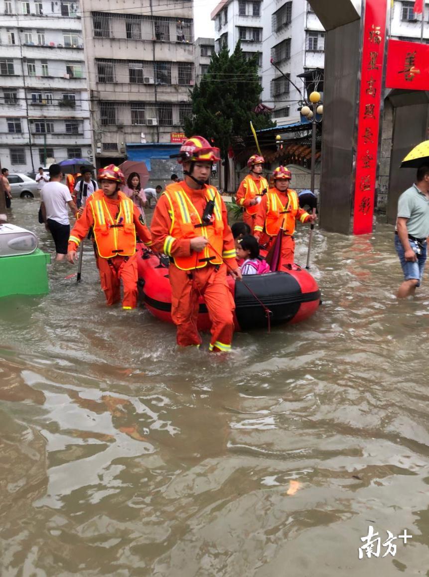 内涝 暴雨导致内涝，普宁各地转移疏散群众1831人_南方plus_南方+